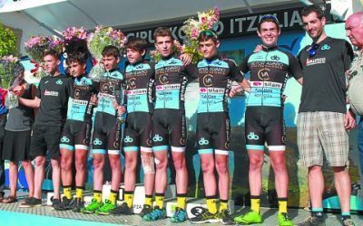 El Club ciclista Donosti berri fomenta los valores y colabora con Arnasa