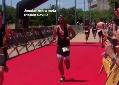 Jonatan entra en la meta triatlon Sevilla