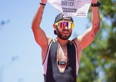 Jonatan entrando a meta triatlon sevilla